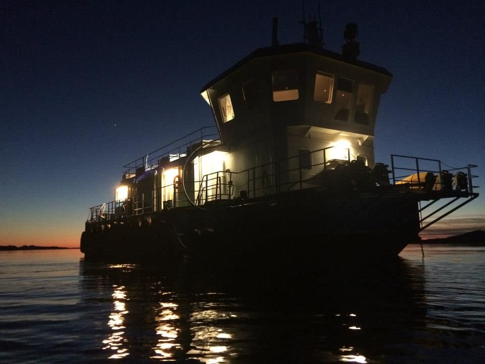 Båt uti havet om natten